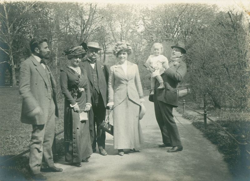 Marian Smoluchowski z rodziną na Plantach w Krakowie (ok 1913 roku)