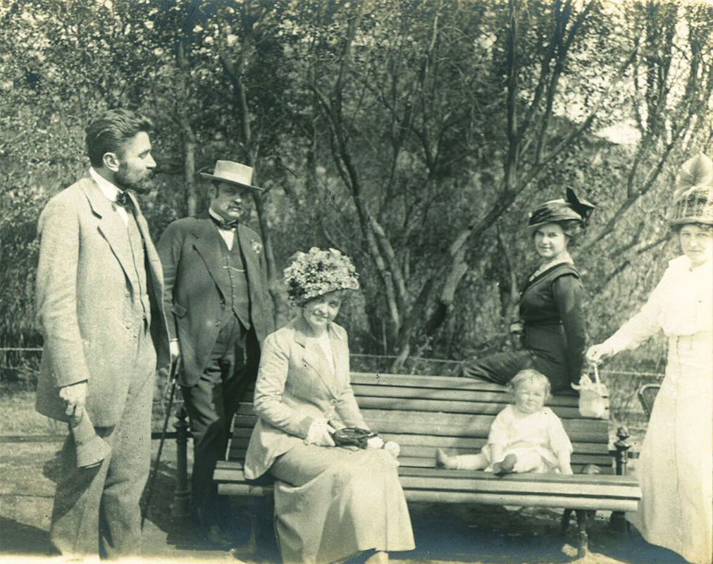 Marian Smoluchowski z rodziną na Plantach w Krakowie (ok 1913 roku)