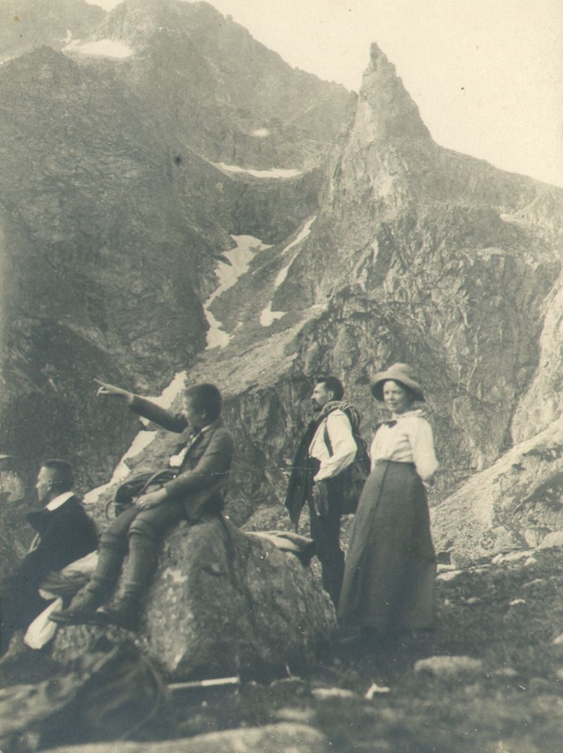 Marian Smoluchowski z przyjaciółmi w Wysokich Tatrach (w tle Mnich)