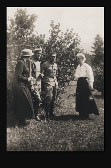 [Józef Piłsudski i Bolesław Wieniawa-Długoszowski w towarzystwie dwóch kobiet w ogrodzie]